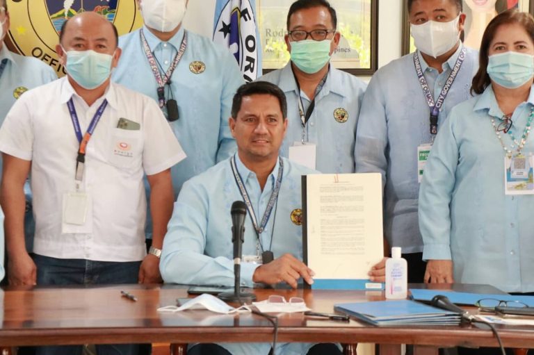 Mayor Richard Gomez holds signed Memorandum of Agreement with EDC